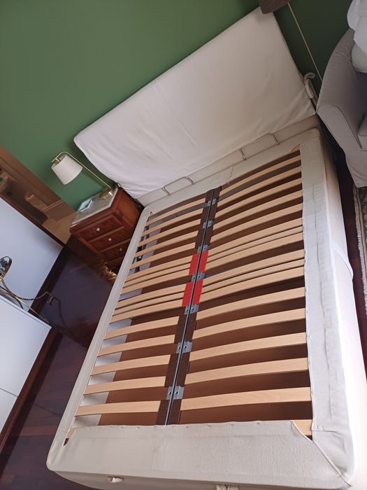 Cama de casal rebativel.