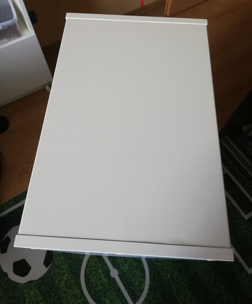 Regał Ikea Trofast z pojemnikami