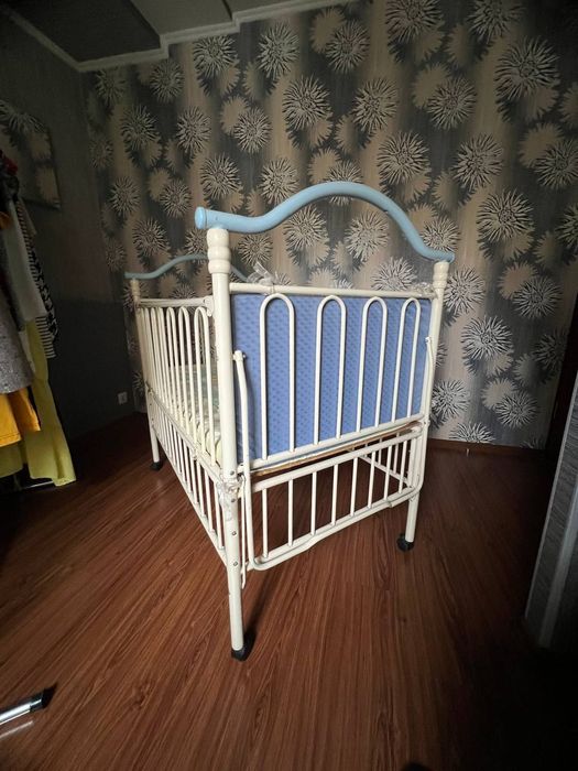 Дитяче ліжечко металеве