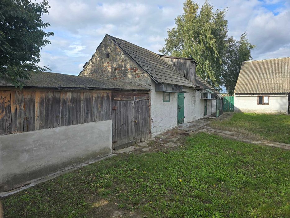 Dom z zabudowaniami