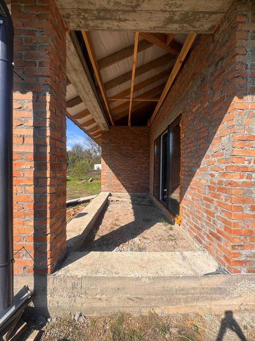 Продаж сучасного будинку поруч з озером. Район (Лезневе)