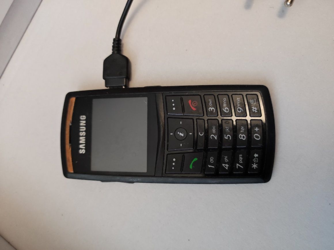 Telefon Samsung z ładowarką