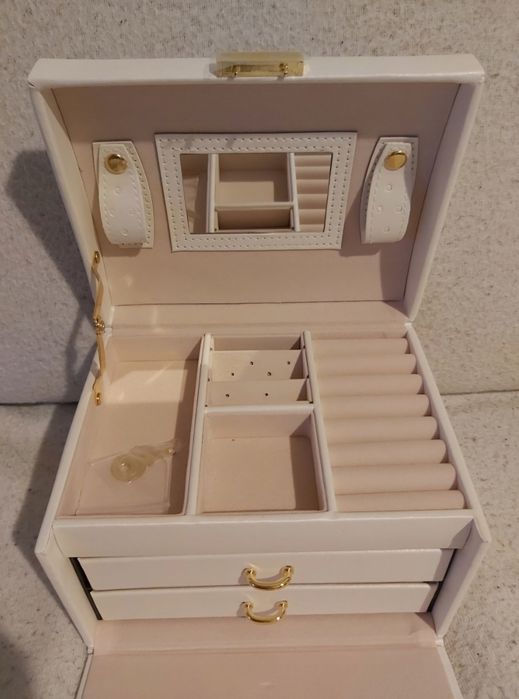 Elegancka szkatułka na biżuterię z lusterkiem – idealny na prezent