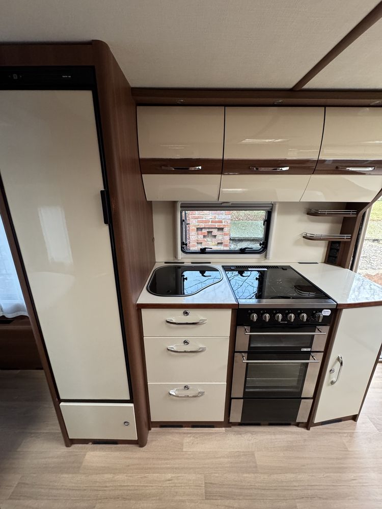 Przyczepa Kempingowa LMC VIP z 2020roku z łożem małżeńskim 4/5 osobowa
