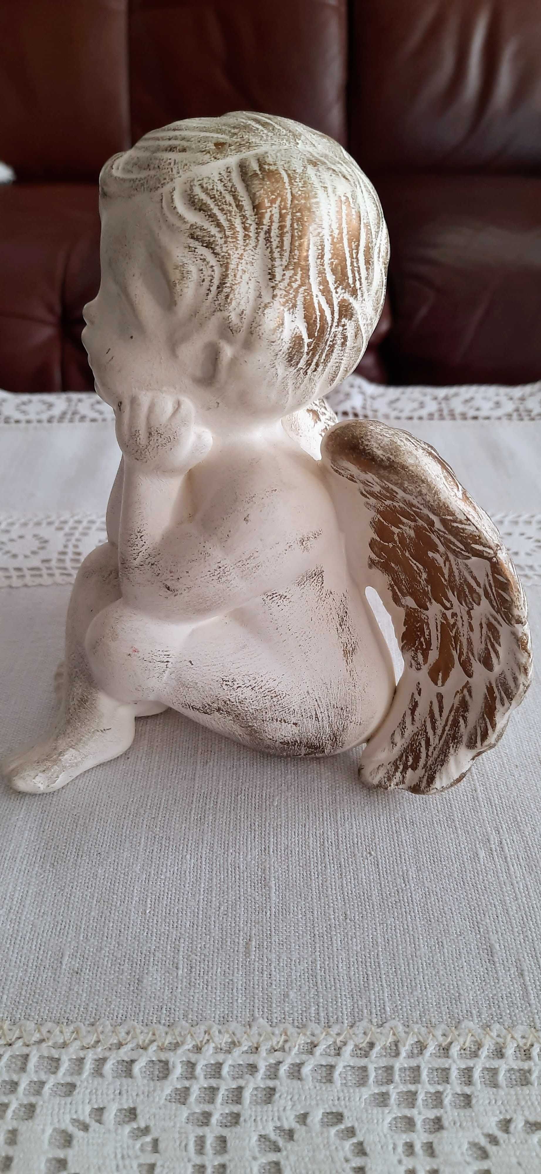 Zamyślony anioł figurka świąteczna ceramiczna 15 cm wysokość