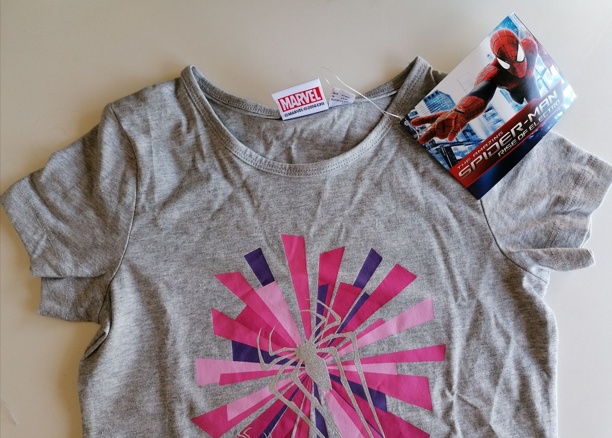 2 T-shirts Marvel NOVAS