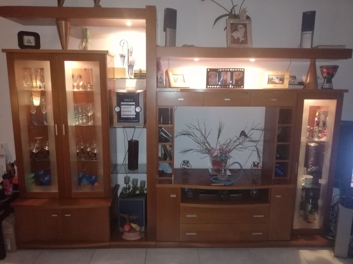 Estante de sala e mesa de centro em cerejeira