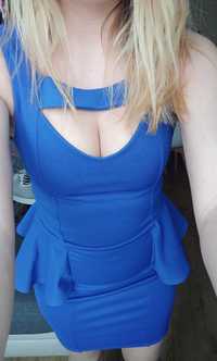 Niebieska sukienka dekolt