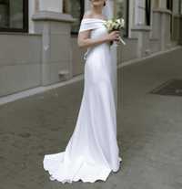 Весільна сукня силуетна зі шлейфом