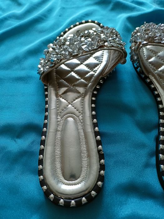 śliczne klapki damskie rozmiar 37, długość wkładki 24 cm.