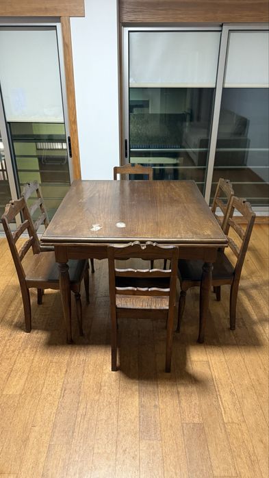 Mesa De Sala De Jantar E Cadeiras De Antiquário