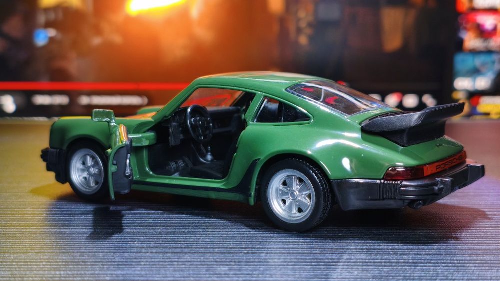 Модель автомобиля Porsche 911 Turbo 3.3 / Масштаб 1:36