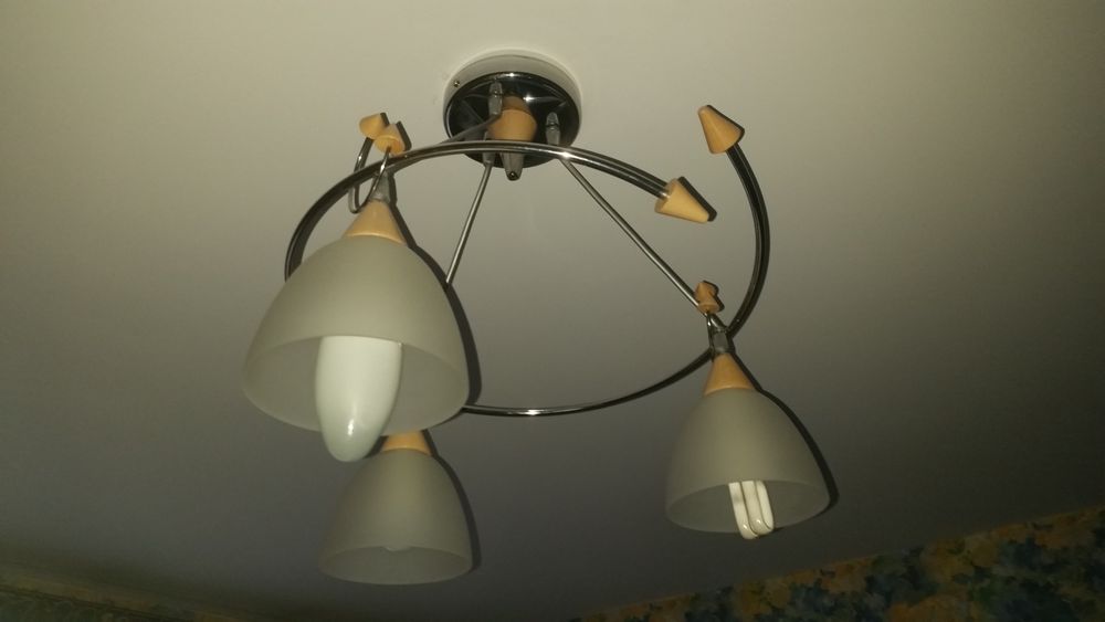 Żyrandole szklane i metal łączony z drewnem