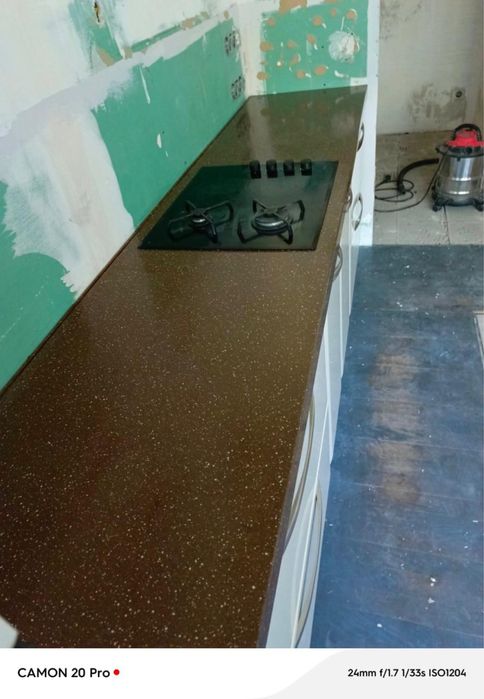 Кухня з вбудованою  духовкою і мікрохвильовкою  ( в робочому стані)