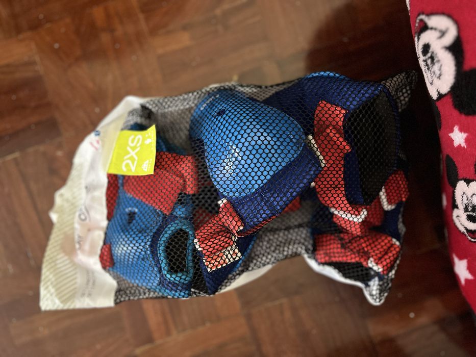 Patins + capacete + proteções