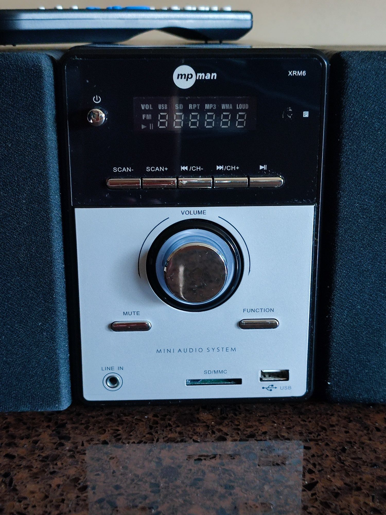 Mini sistema de áudio da marca MP Man, modelo XRM6 com comando