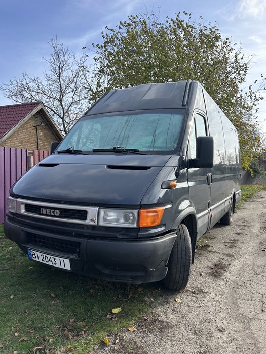 Чорний пасажирський мікроавтобус 21 місце Iveco daily з фаркопом