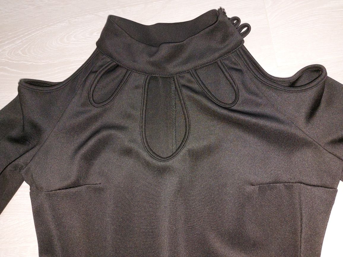 Чорна маленька сукня