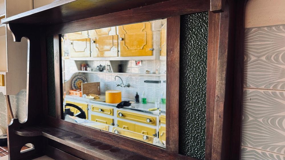 Móvel com tampo em mármore