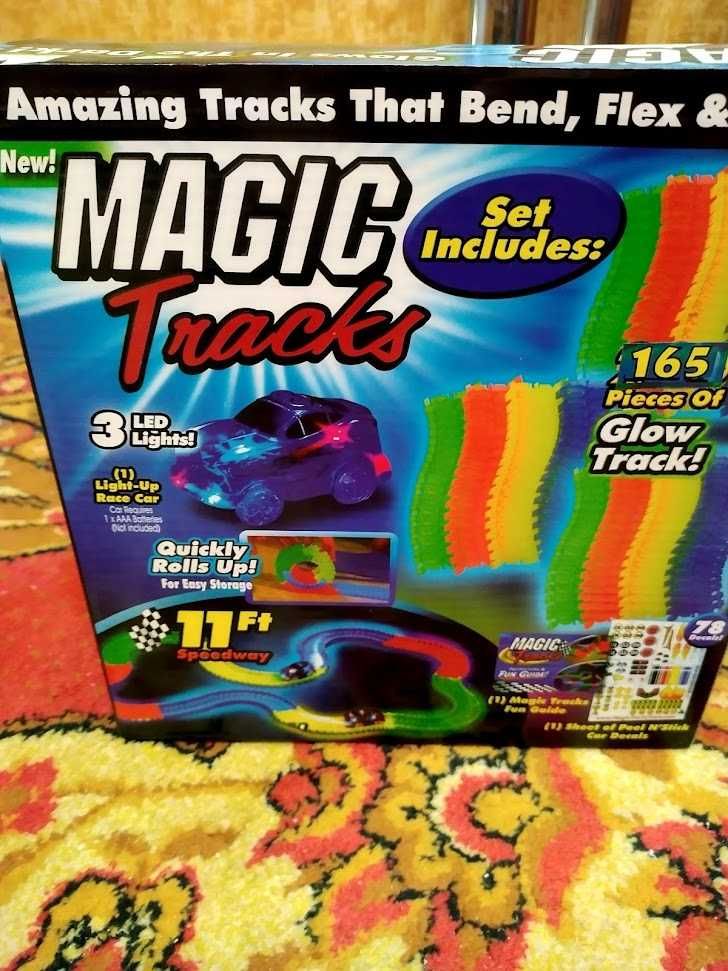 Magic Track, две гоночные машинки и сборная дорога.