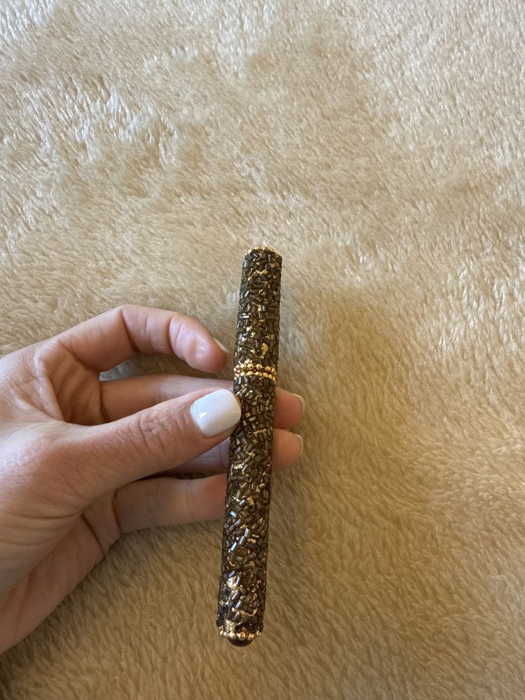 Caneta dourada em missangas