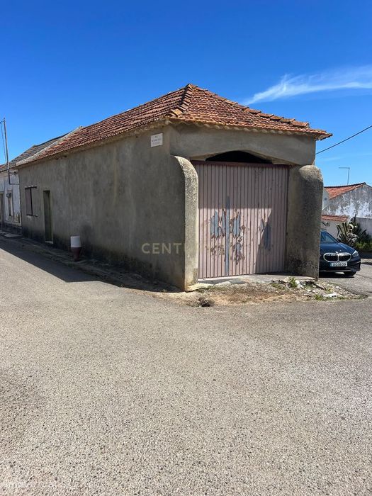 Potencial a 50km de Lisboa: Casa para Renovar com Amplo Logradouro num