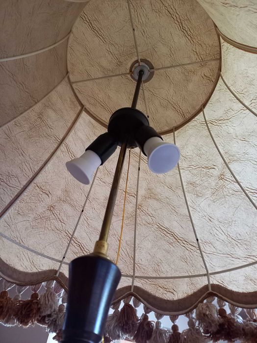 Lampa podłogowa z dużym pięknym abażurem