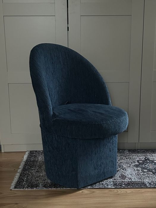 Fotel z oparciem i schowkiem