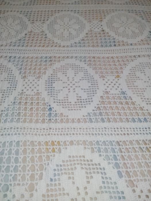 Colcha de renda feita á mão,sem ser usada,como nova.