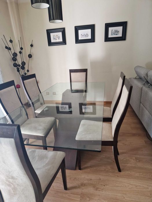 Mesa de jantar em vidro com 6 cadeiras