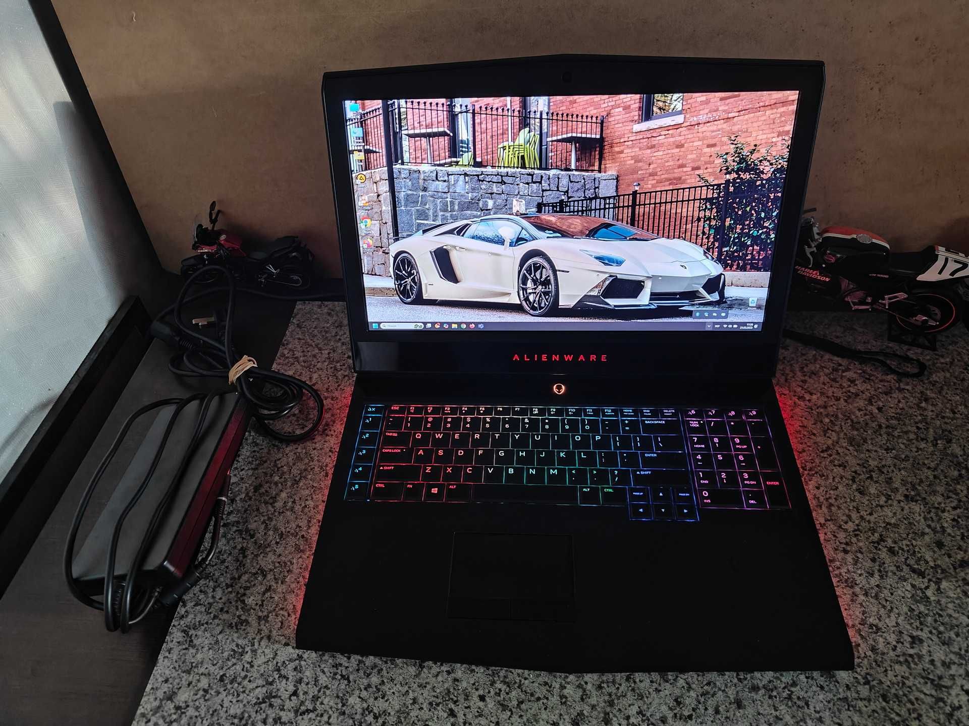 Ноутбук Alienware 17 R5 17" 8750H 16GB 500 SSD GTX 1070 8GB свіжа АКБ