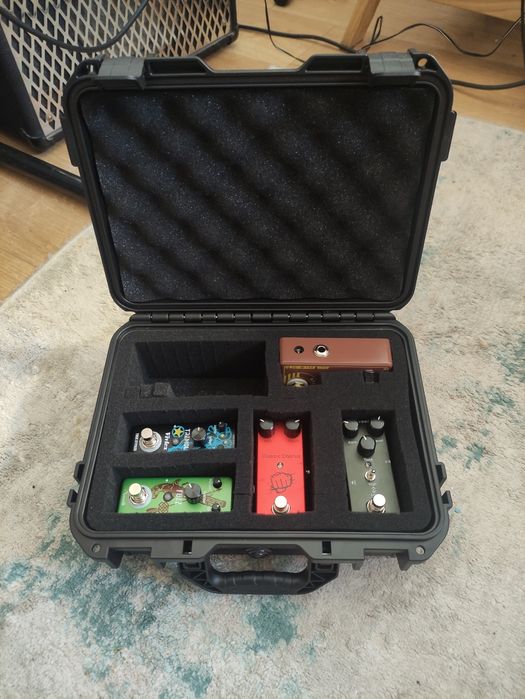 Caixa robusta com pedais de guitarra