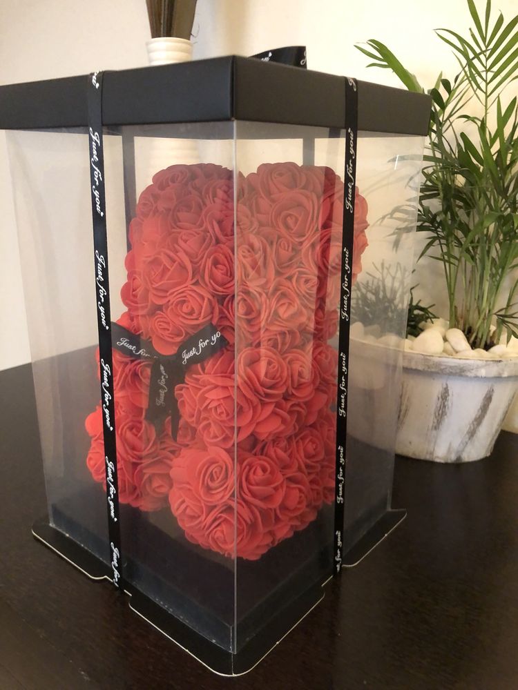 Miś wykonany z róż Zapakowany na prezent