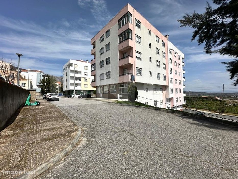 Espaço comercial com dois pisos e garagem box com potencial de conv...