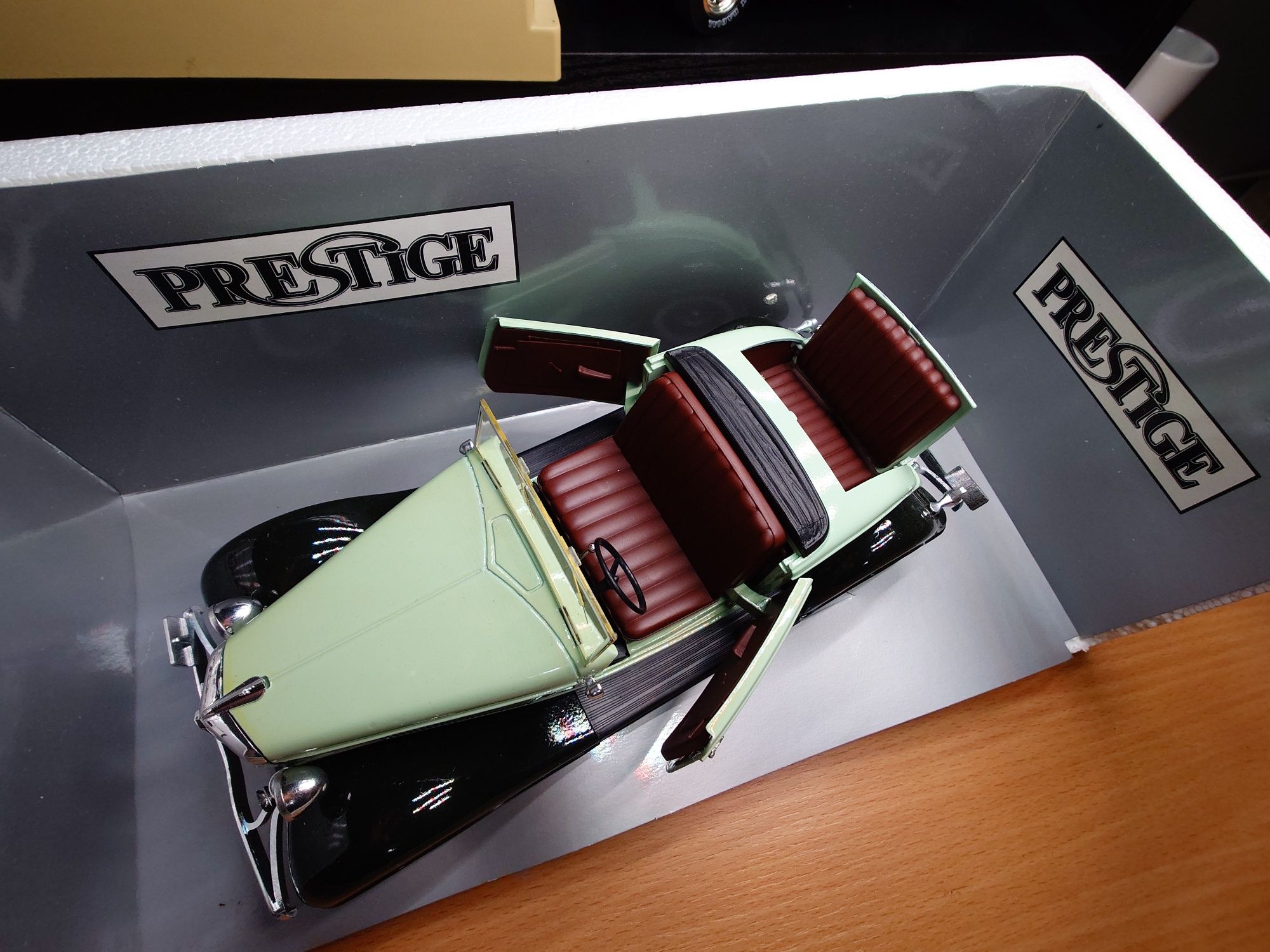Модель Ford Roadster  Фірми Solido Prestige 8008 1:18