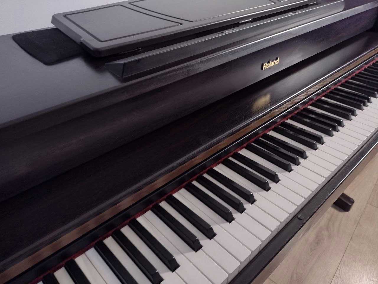 Pianino cyfrowe Roland HP-107e używane brąz mahoń stan bardzo dobry
