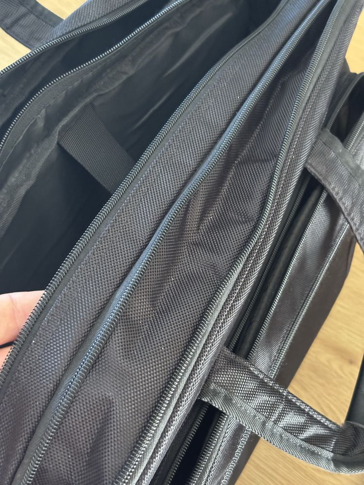 Minimalistyczna i pakowna torba na laptopa 17 cali