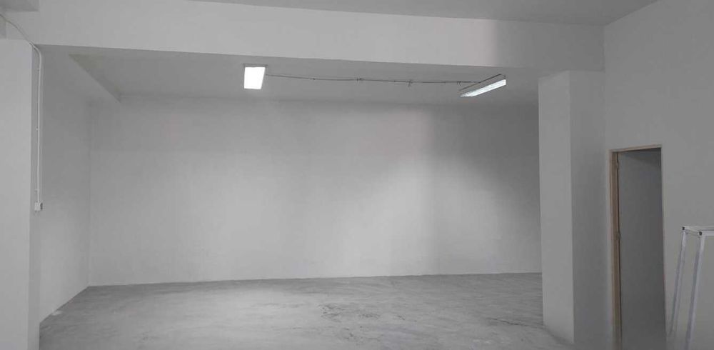 Armazém / loja com escritório, 200m2 e pé direito alto.