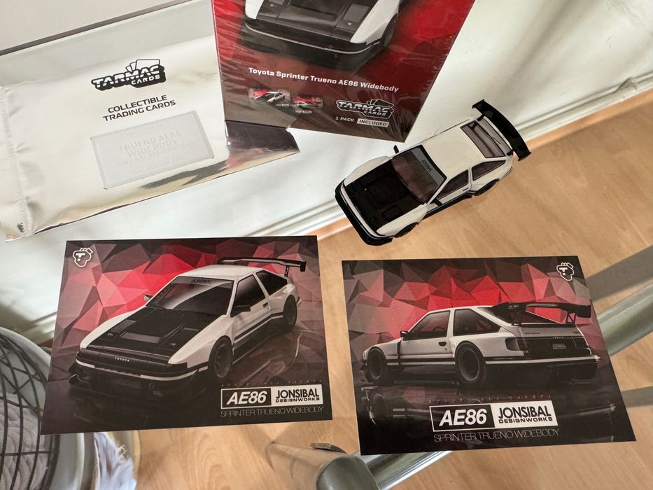TARMAC 1:64 Toyota Sprinter Trueno AE86 Widebody Jonsibal + Karty