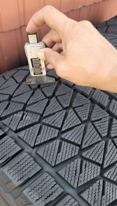 235 55 20 Bridgestone Blizzak DM-V 2