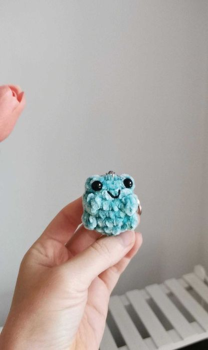 Żabka na szydełku, breloczek handmade