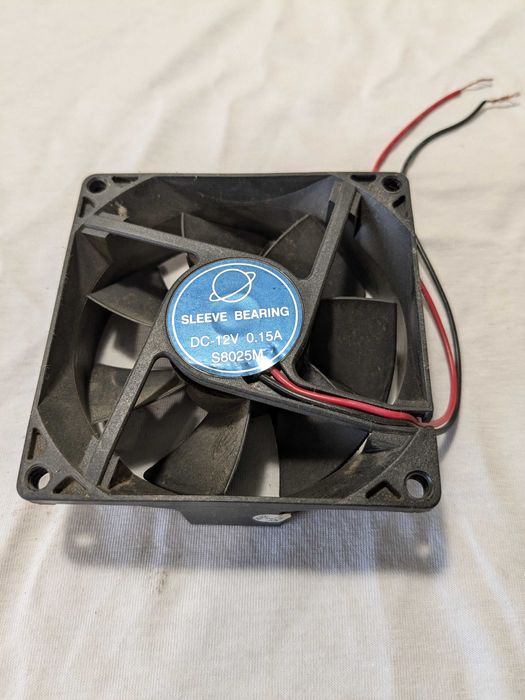 Вентилятор  12 вольт.