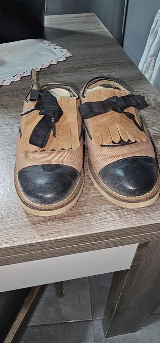 Sandálias fechadas a frente