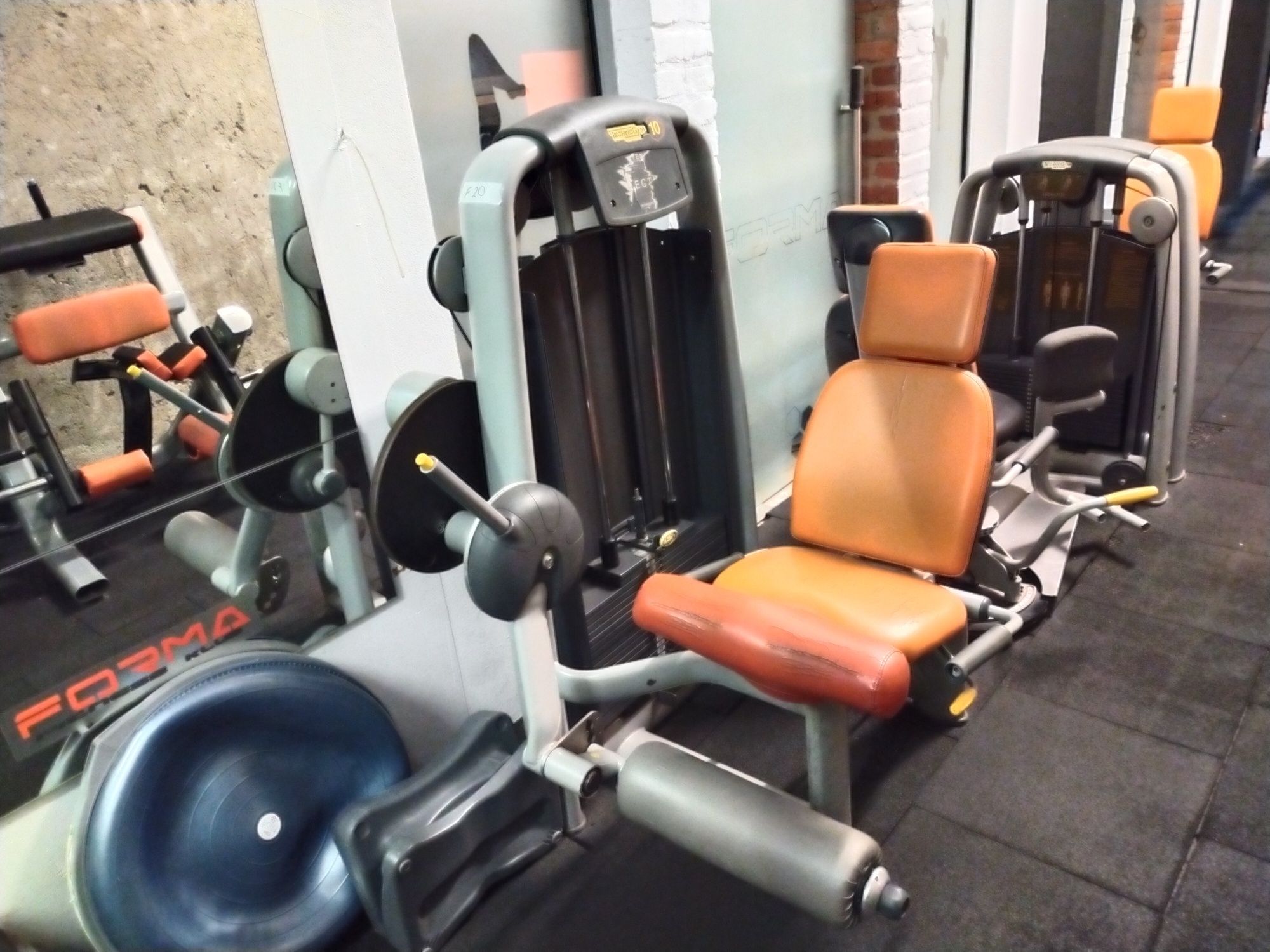 Maszyna na nogi łuda stos Techno Gym