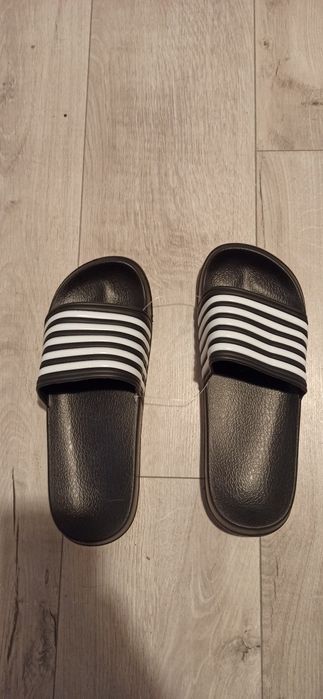 Klapki czarno-białe na basen, po domu