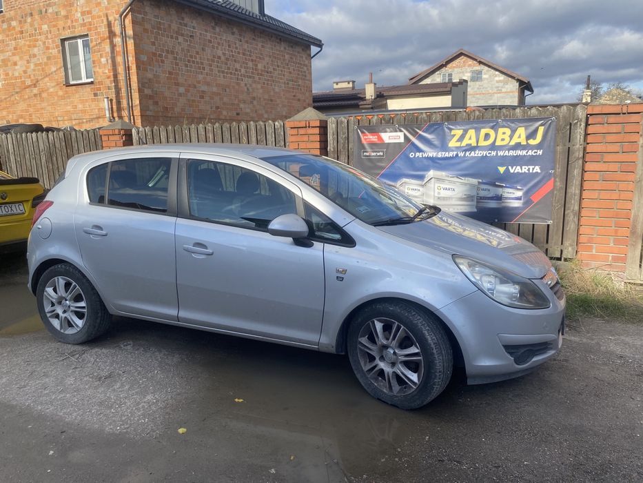 Opel Corsa D uszkodzony