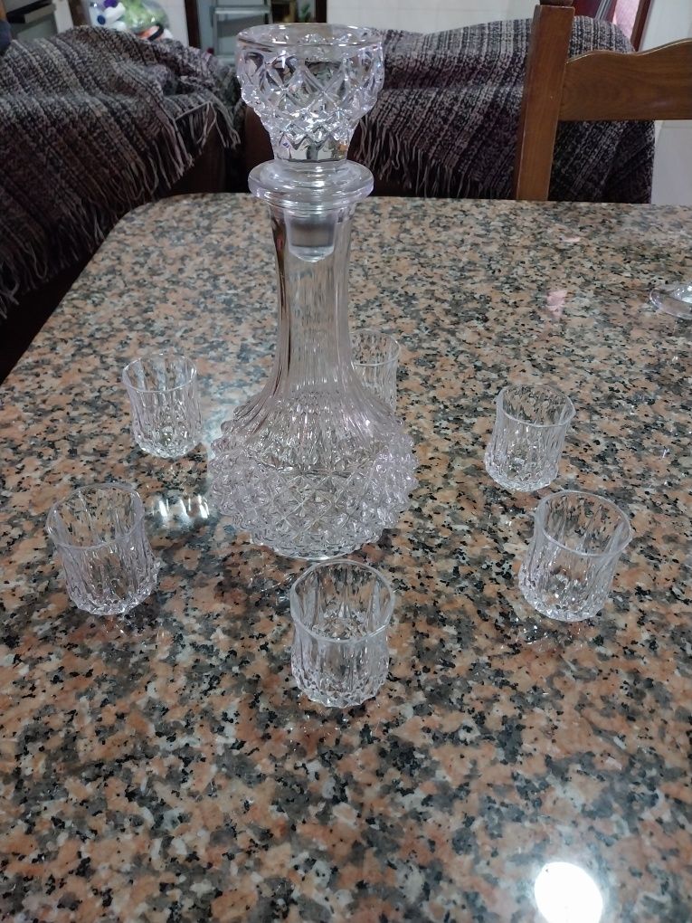 Conjunto de garrafa e copos de cristal