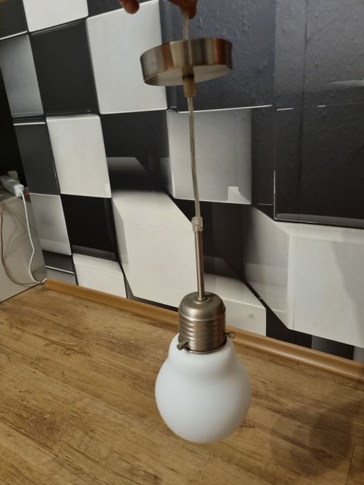 Lampa wisząca w kształcie żarówki