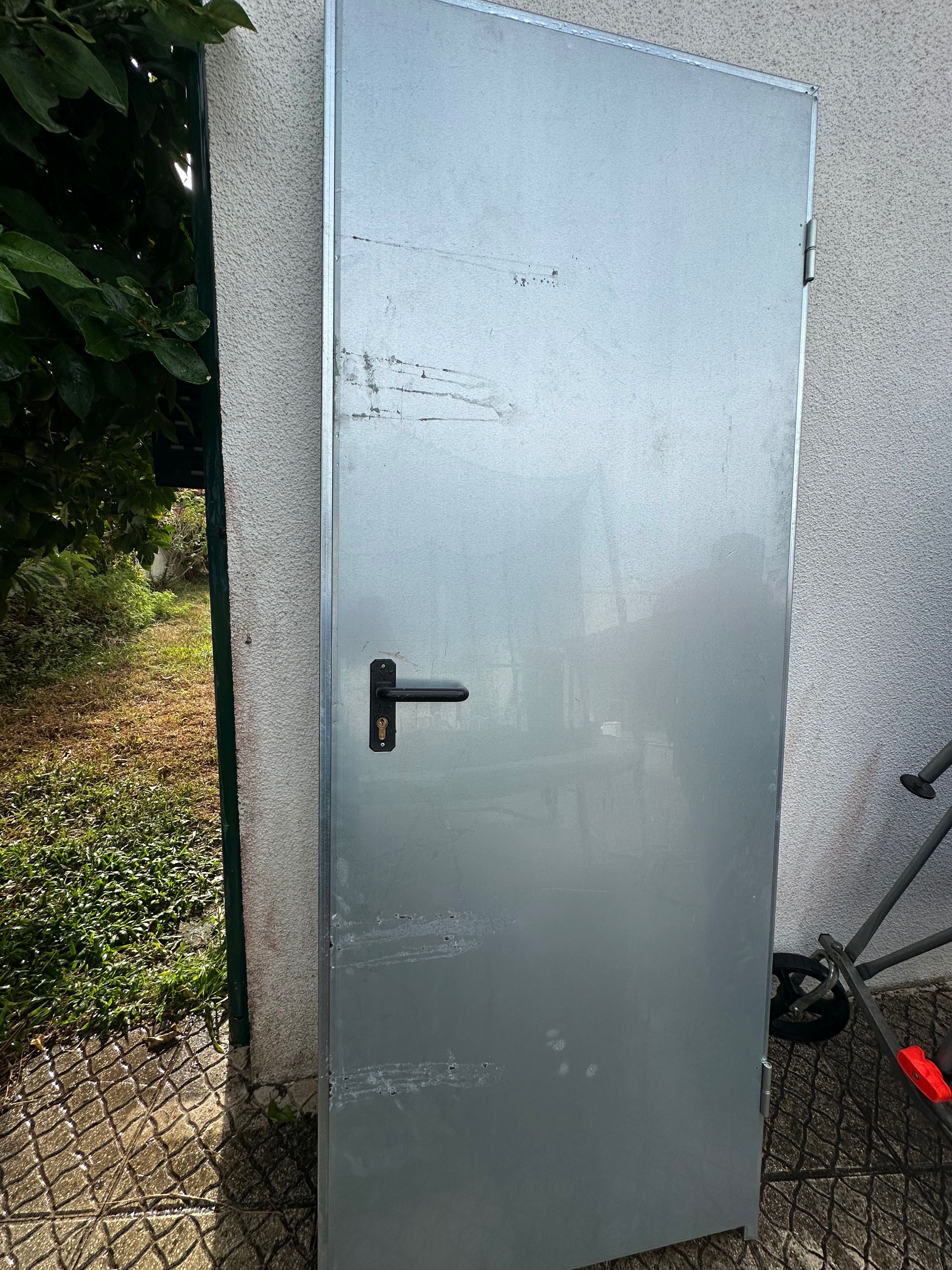 Porta Porta multiusos galvanizada com isolamento.