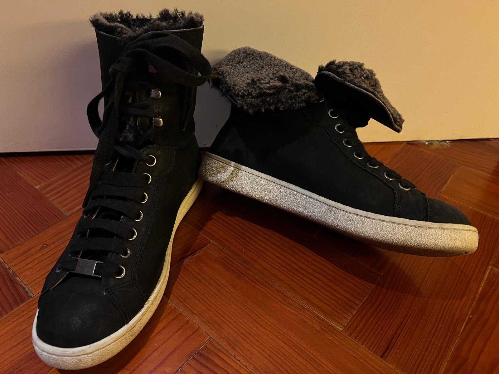 Ténis bota pretos UGG em camurça